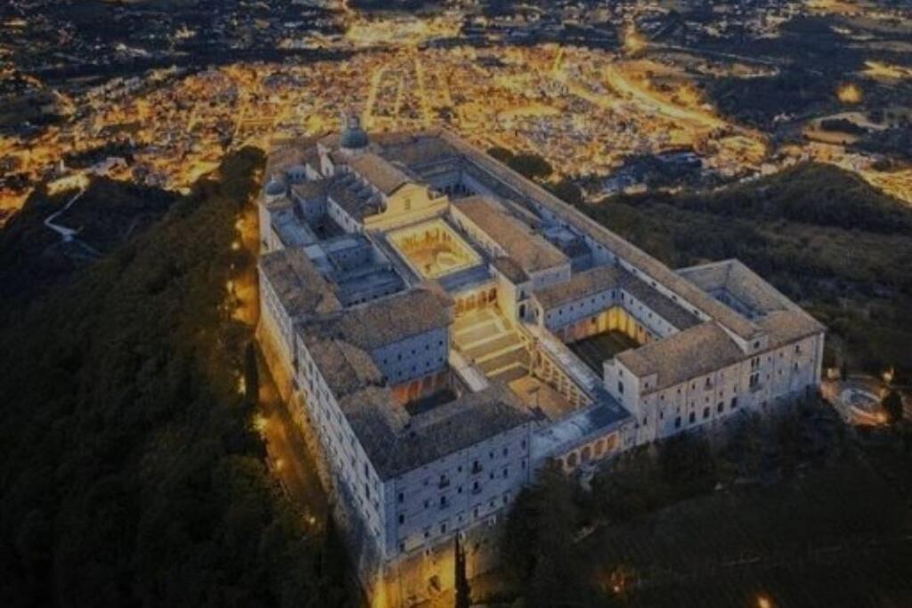 פונטקורבו Accanto All'Autostrada Al Centro Tra Roma E Napoli מראה חיצוני תמונה